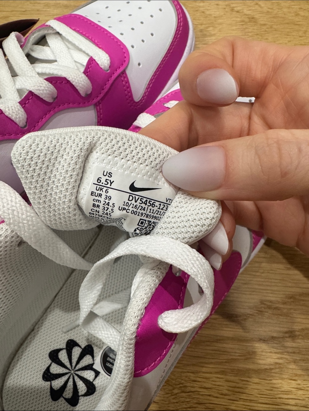 Nike Women’s/Kids Low-Top Dunk Sneakers - White & Hot Pink 6.5Y - Picture 3 of 4